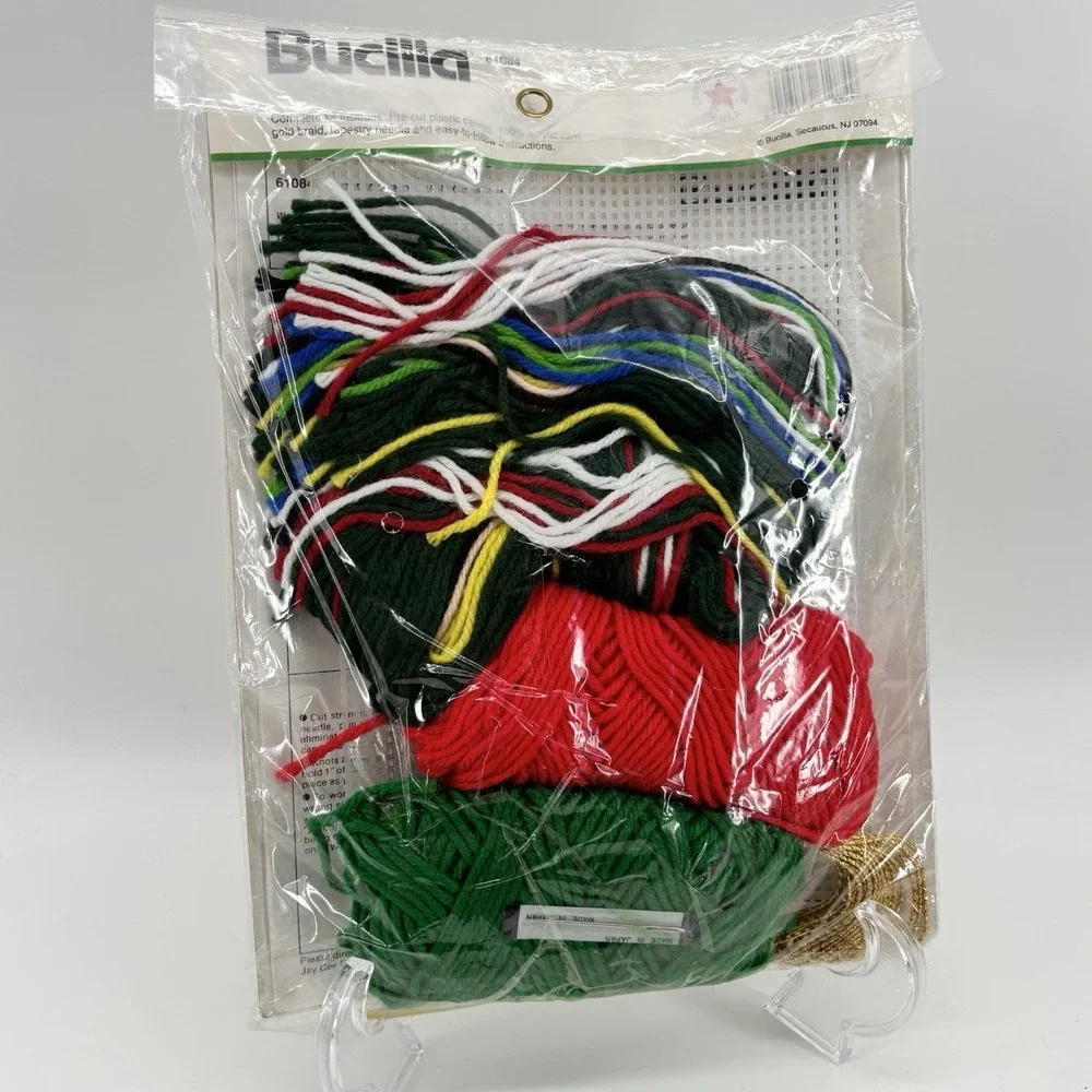 Bucilla 61084 Needlepoint Christmas Bow Heart Shaped Plastic Canvas‎ Wreath Kit